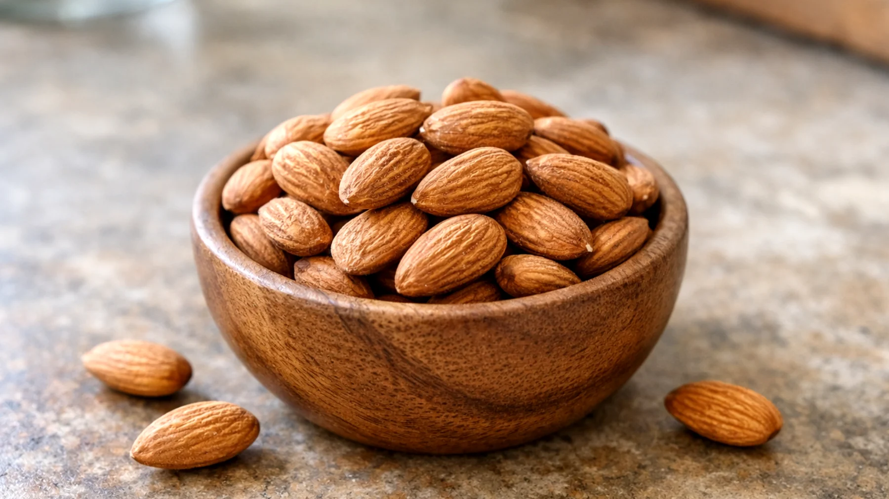 Molte persone sanno che le mandorle fanno bene, ma non sanno come integrarle concretamente nella propria dieta quotidiana in modo equilibrato ed efficace."